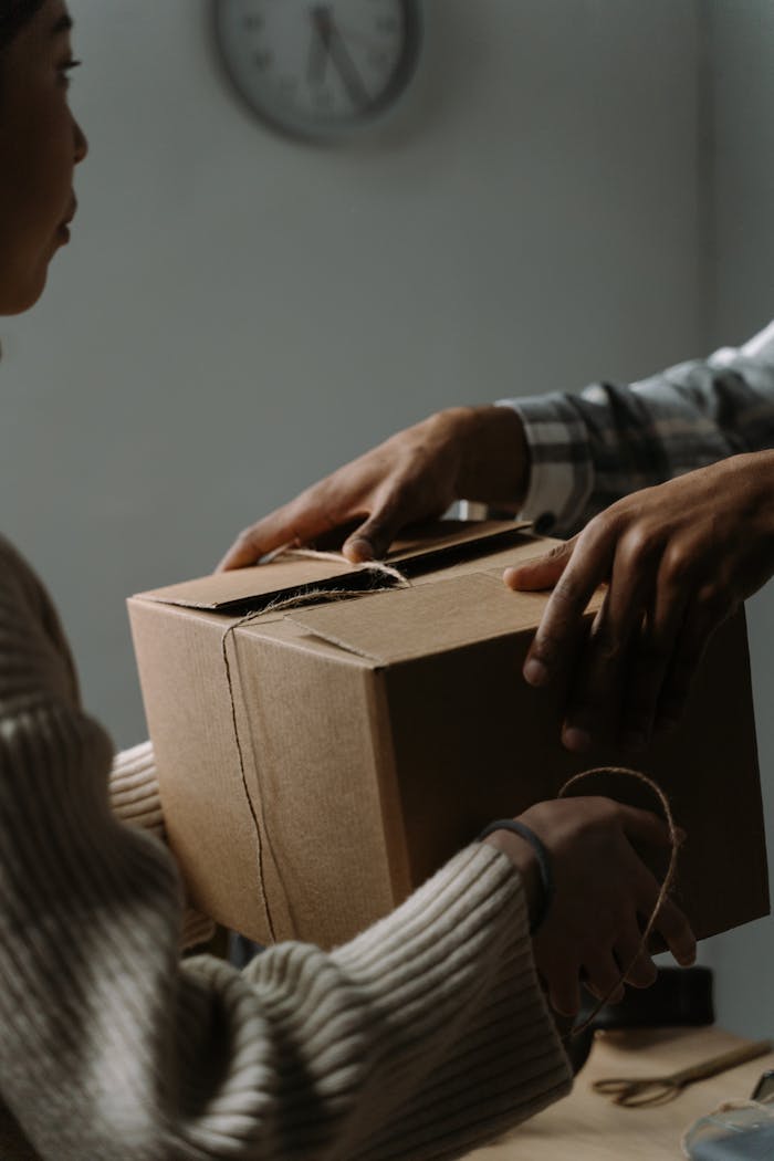 Tim jasa pindah Indo Mover di Semarang sedang menangani packing barang
